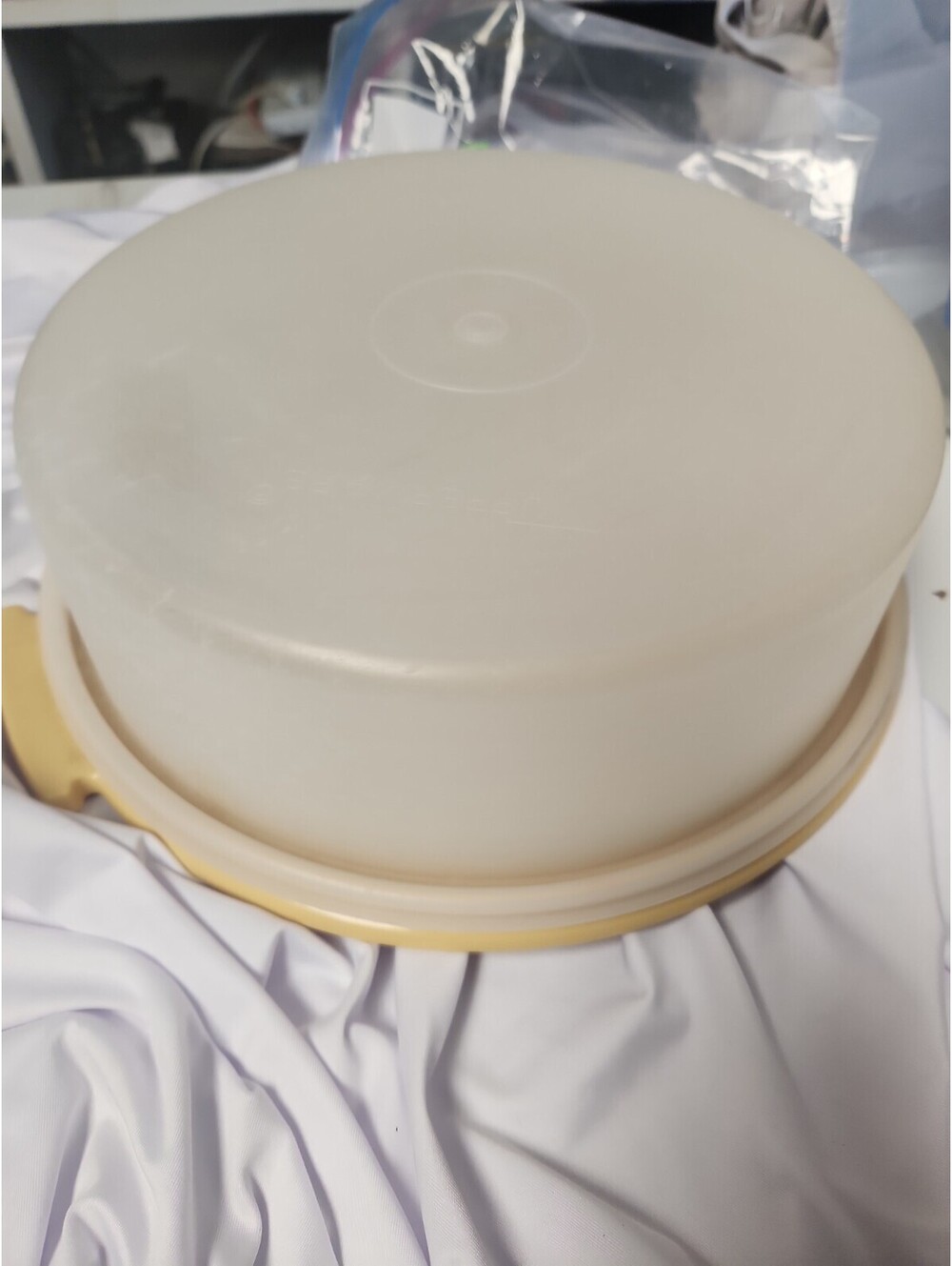 TUPPERWARE vintage pie taker or single layer cake/cupcake Carrier Harvest Gold!